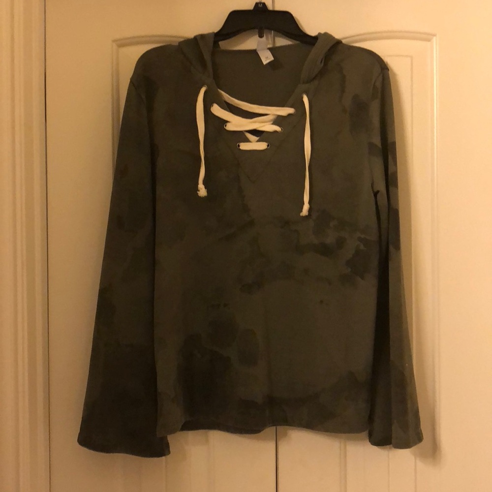 New w/o tags camo looking lightweight sweatshirt